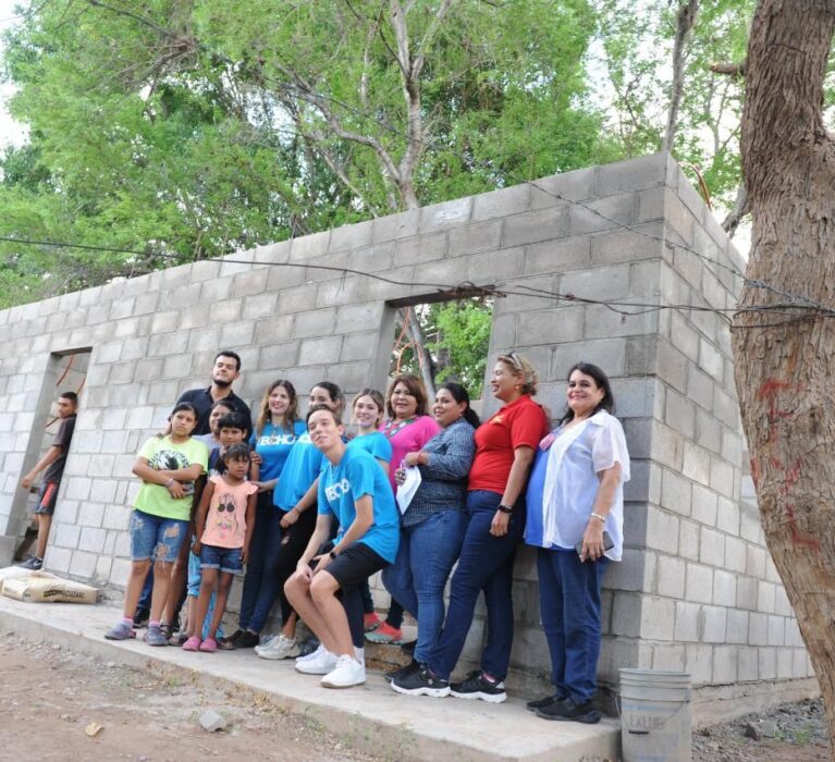 Cumple “Mayito” Martínez con apoyo a proyecto de vivienda “techo”