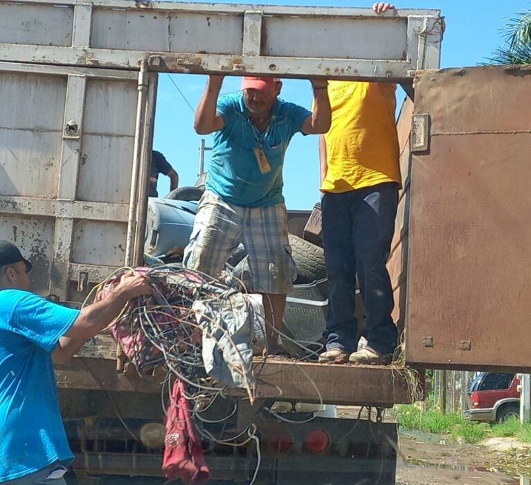 AYUNTAMIENTO “SACA” DE PATIOS DE NAVOJOENSES MÁS DE 80 TONELADAS DE CACHARROS