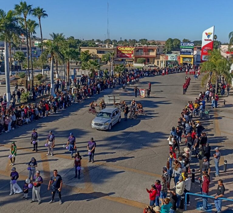 DISFRUTAN MILES DE NAVOJOENSES VISTOSO DESFILE