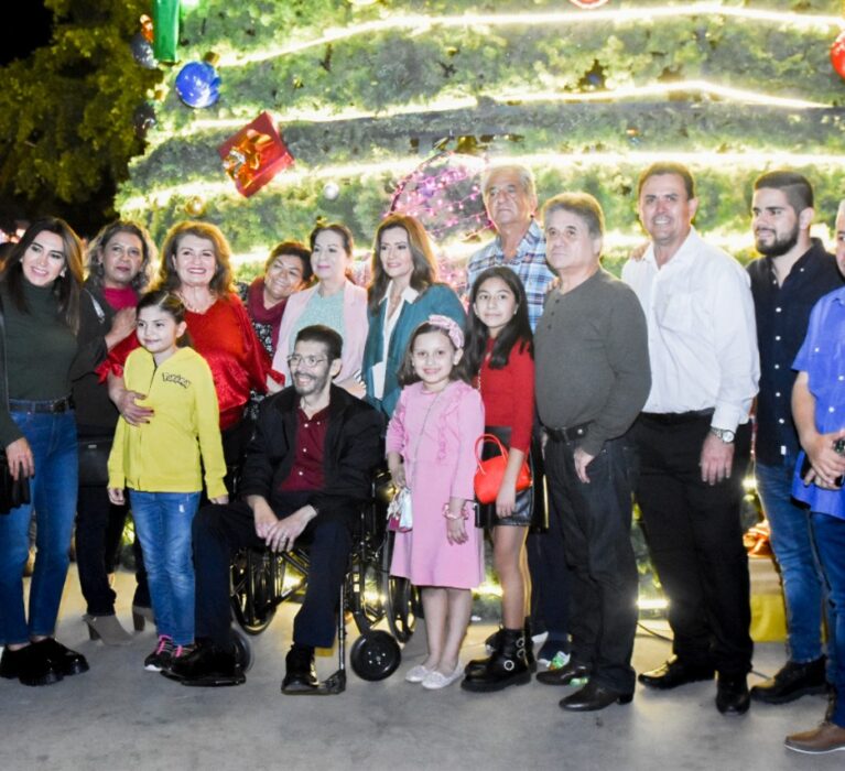 ENCIENDEN MEGA ÁRBOL NAVIDEÑO