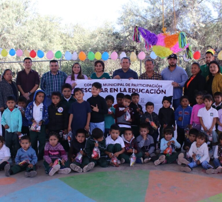 REPARTE CONSEJO MUNICIPAL ESCOLAR DULCES EN ÁREA RURAL