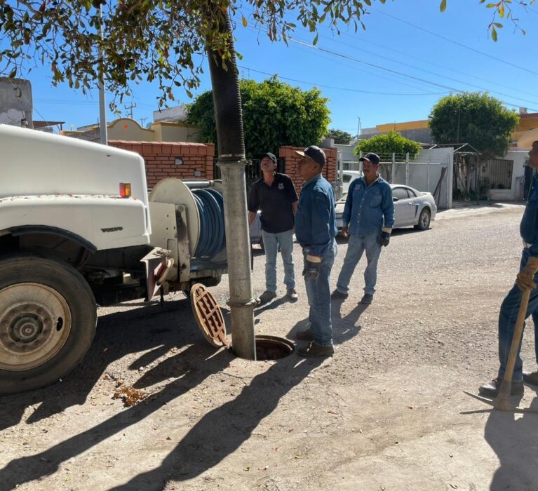 PIDE OOMAPASN A NAVOJOENSES NO ARROJAR BASURA AL DRENAJE