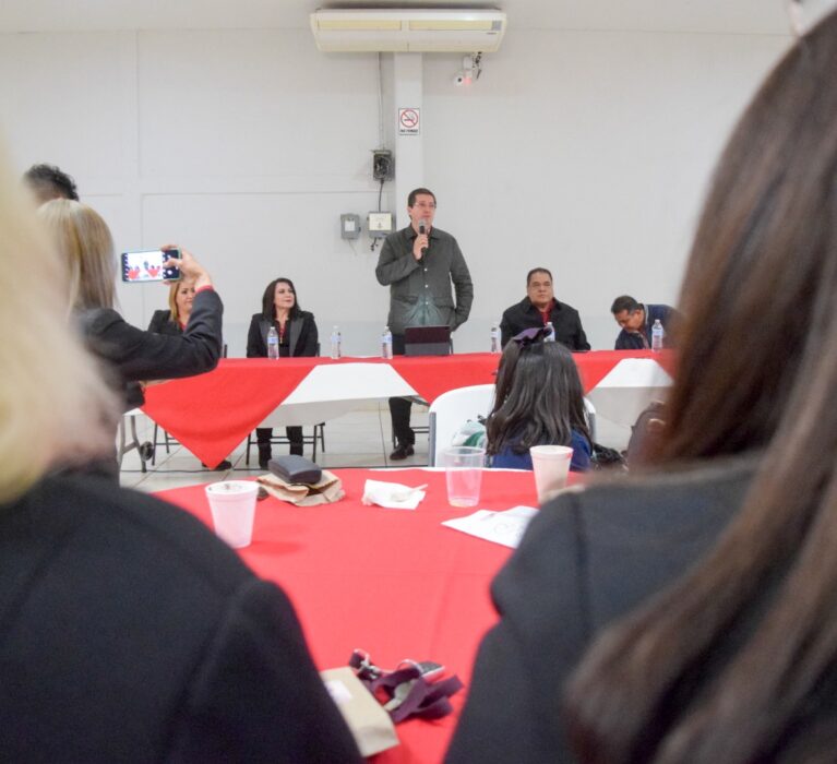 RECONOCE JORGE ELÍAS RETES A MUJERES SINDICALIZADAS POR SU SERVICIO A LOS NAVOJOENSES