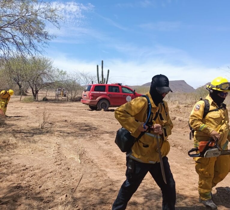 AUXILIA BOMBEROS DE NAVOJOA COMBATE A INCENDIO EN QUIRIEGO