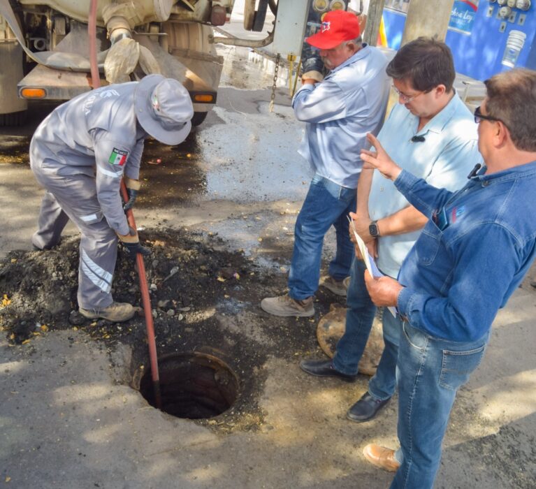 ATIENDEN PROBLEMA DE AGUAS NEGRAS EN NAVOJOA