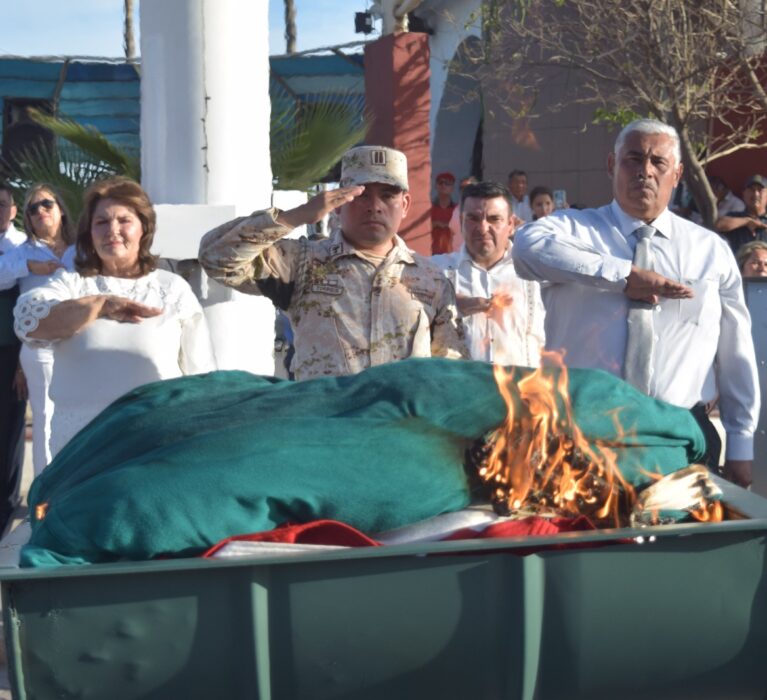 Incineran Bandera Nacional tras izarse en más de 220 ocasiones