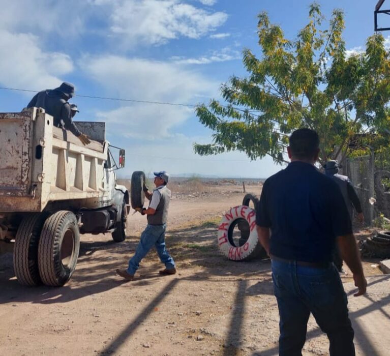 COOPERAN NAVOJOENSES SACANDO SUS CACHARROS