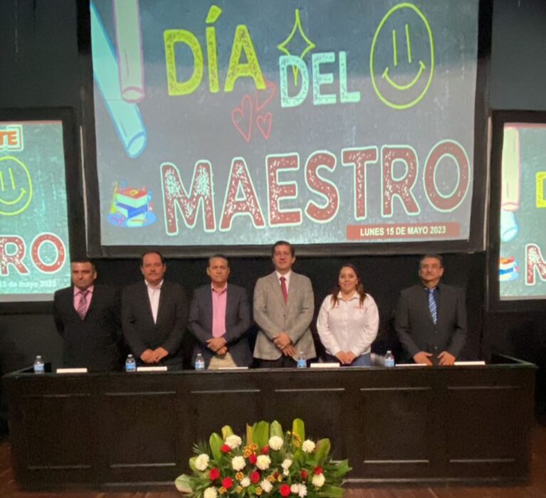 PRESIDE JORGE ELÍAS CEREMONIA DE RECONOCIMIENTOS Y PREMIOS A MAESTROS
