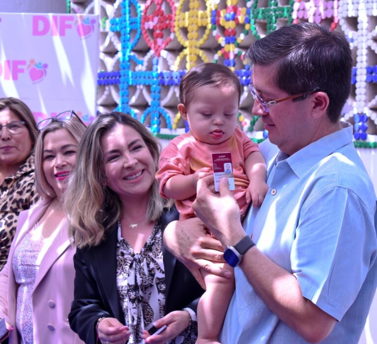 ENTREGA DIF MUNICIPAL CREDENCIALES PARA BENEFICIOS A PERSONAS CON DISCAPACIDAD