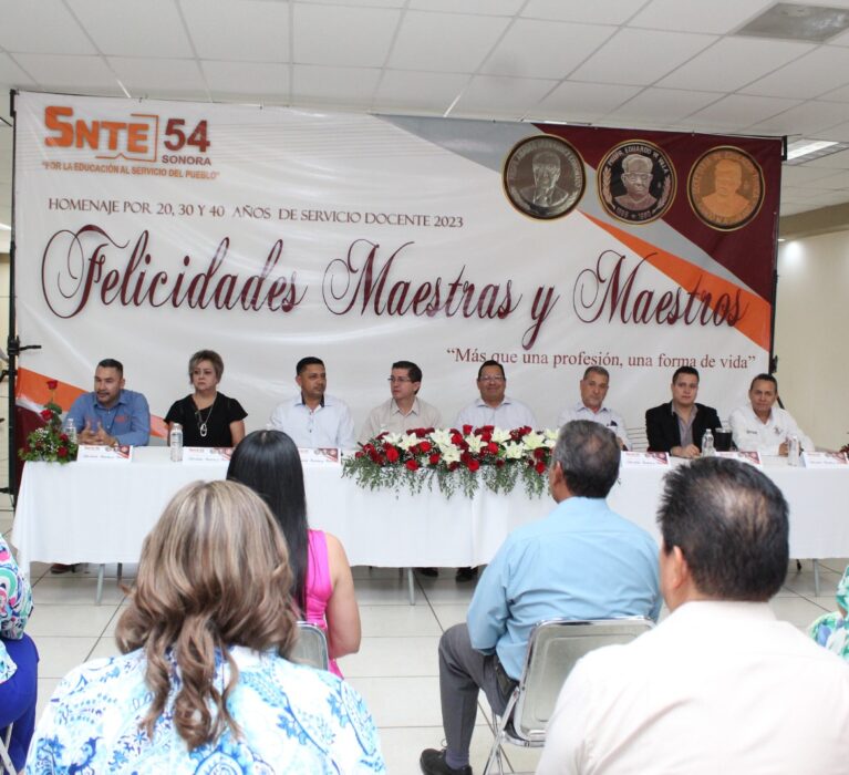 ELOGIA ALCALDE ELÍAS RETES A MAESTROS DEL SNTE 54 POR SU TRAYECTORIA DE SERVICIO