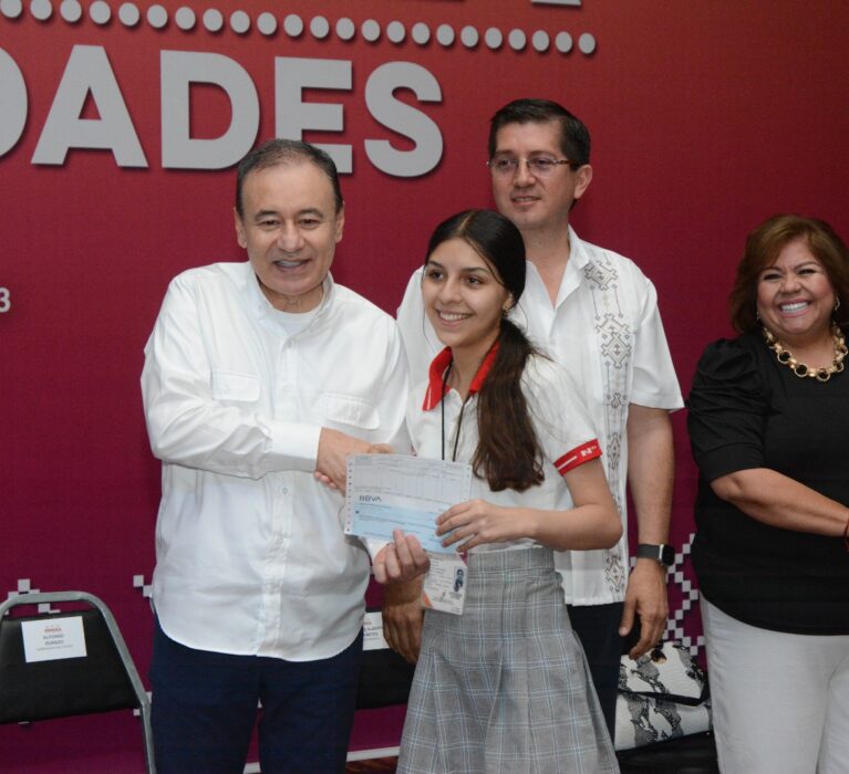 ENTREGA DURAZO BECAS A MÁS DE 5 MIL ALUMNOS DE PRIMARIA Y SECUNDARIA
