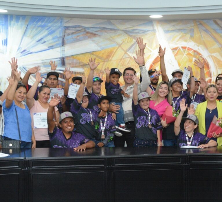 Jorge Elías y Luz Argel Gaxiola reconocen a los campeones Bravos