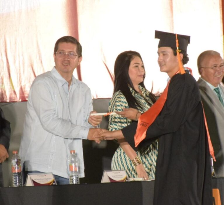 “PERSIGAN SIN DESCANSO SUS SUEÑOS”: ELÍAS RETES A GRADUADOS DEL COBACH
