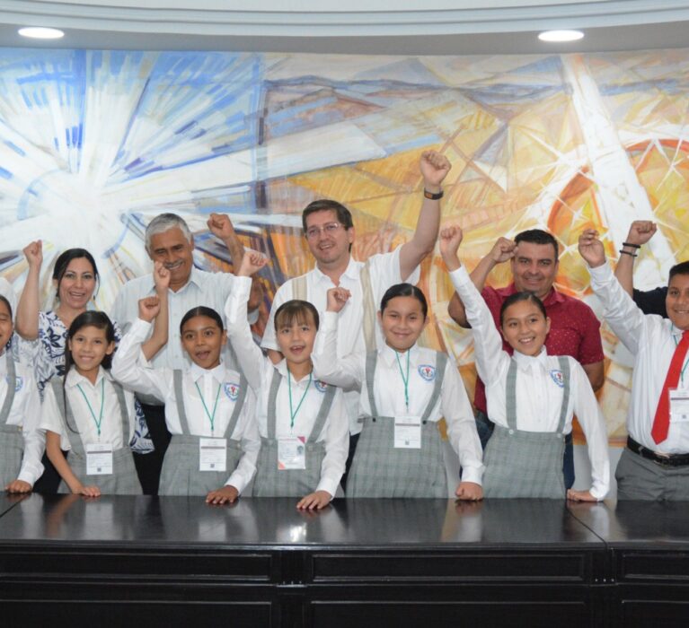RECIBE ALCALDE ELÍAS RETES A ESCOLTA ESTUDIANTIL CAMPEONA DE SONORA