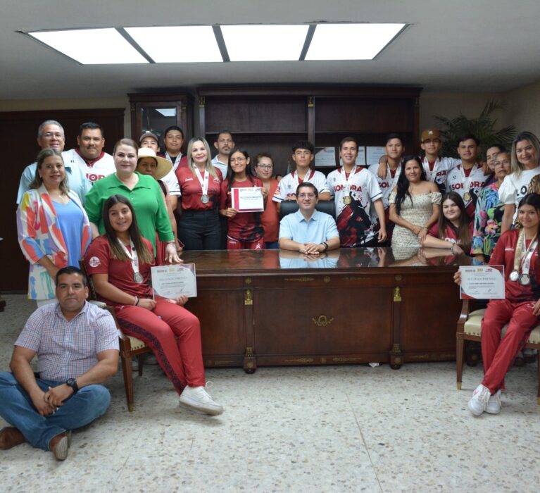 RECONOCE AYUNTAMIENTO A SOFBOLISTAS CAMPEONES NACIONALES