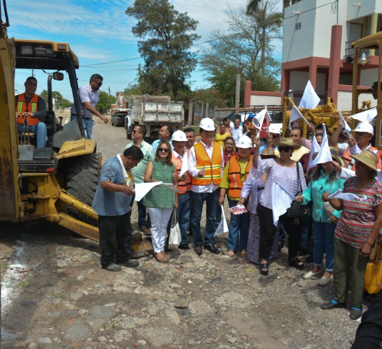 CUMPLE ELÍAS RETES ANHELO DE COLONOS: INICIA PAVIMENTACIÓN POR LA TÓNICHI