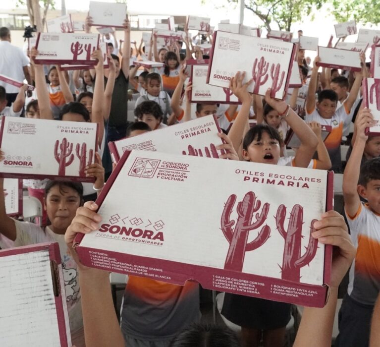 ESTUDIANTES DE PRIMARIA RECIBEN ÚTILES ESCOLARES