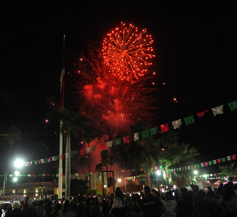 ENTUSIASTAS MILES DE NAVOJOENSES CELEBRAN EL “GRITO DE INDEPENDENCIA”