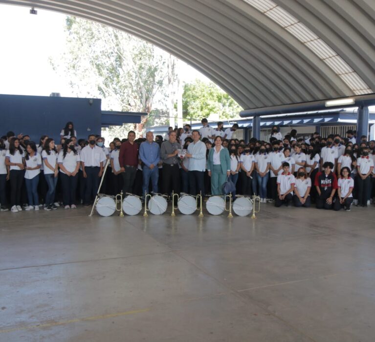 ENTREGAN INSTRUMENTOS MUSICALES A BANDA DE GUERRA DEL PEDAGÓGICO