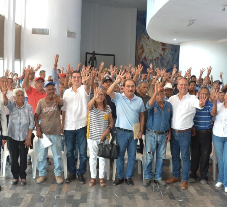 RECIBEN ADULTOS MAYORES SUS TARJETAS DEL BIENESTAR