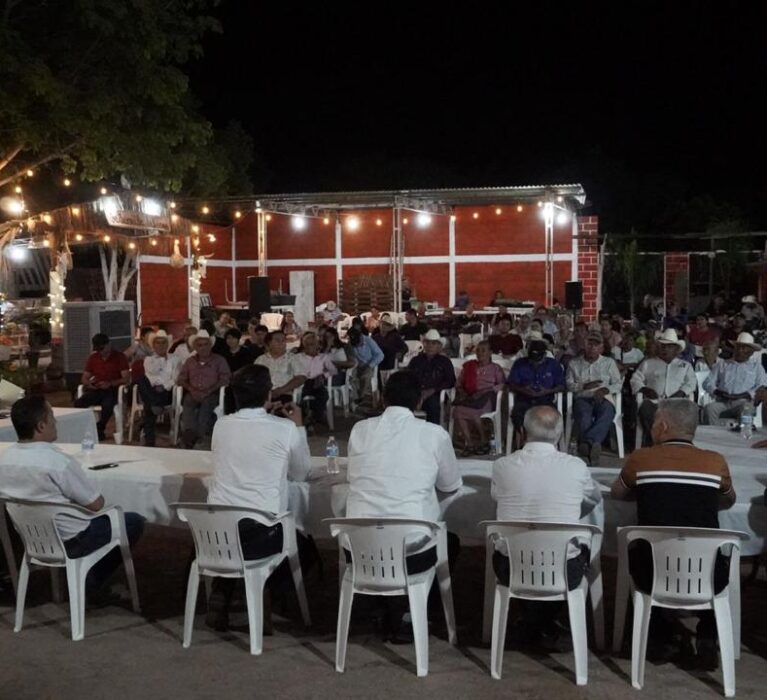 ATIENDE ALCALDE JORGE ALBERTO ELIAS RETES PROBLEMA DE AGUA EN EJIDO LAS ÁNIMAS