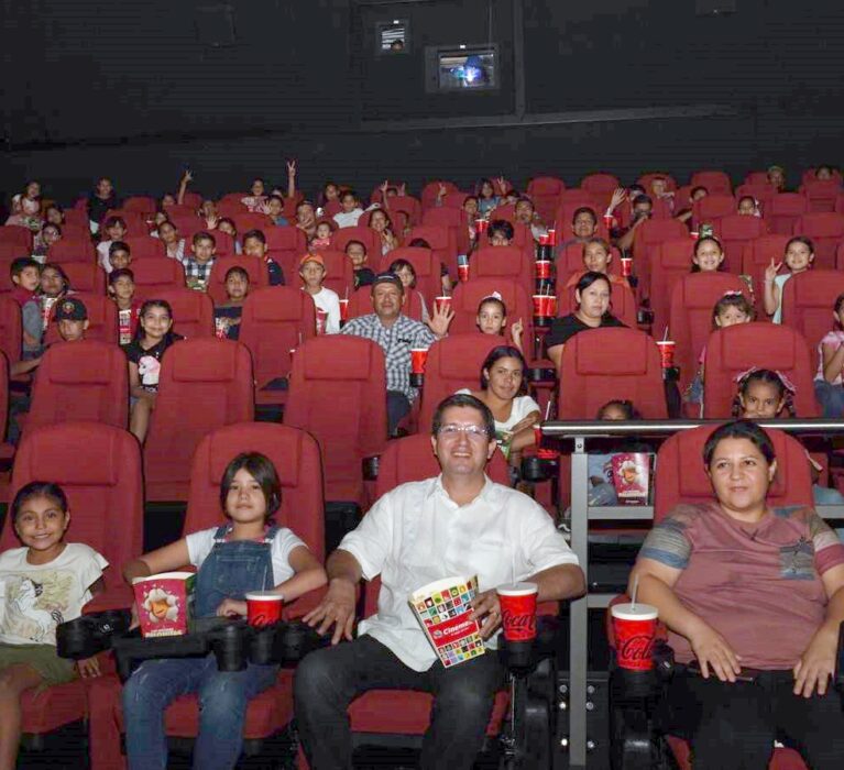 CONVIVE ALCALDE CON NIÑOS INVITADOS AL CINE