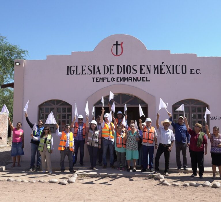 DA BANDERAZO ELÍAS RETES A MEJORA EN TECHO DE TEMPLO EN LOS NACHUQUIS