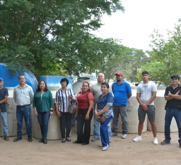FAMILIAS NAVOJOENSES RECIBEN TINACOS Y CISTERNAS
