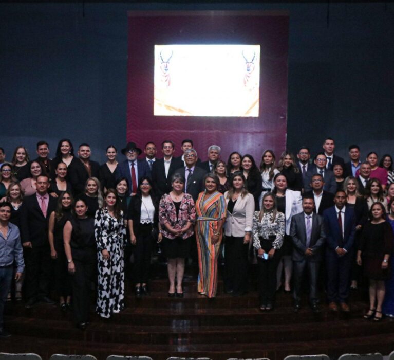 “Navojoa necesita jóvenes profesionistas como ustedes”: Alcalde Jorge Elías Retes a graduados de UES