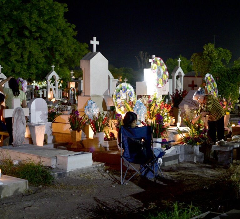 PARTICIPAN EN VELACIÓN DEL DÍA DE MUERTOS,  40 MIL NAVOJOENSES