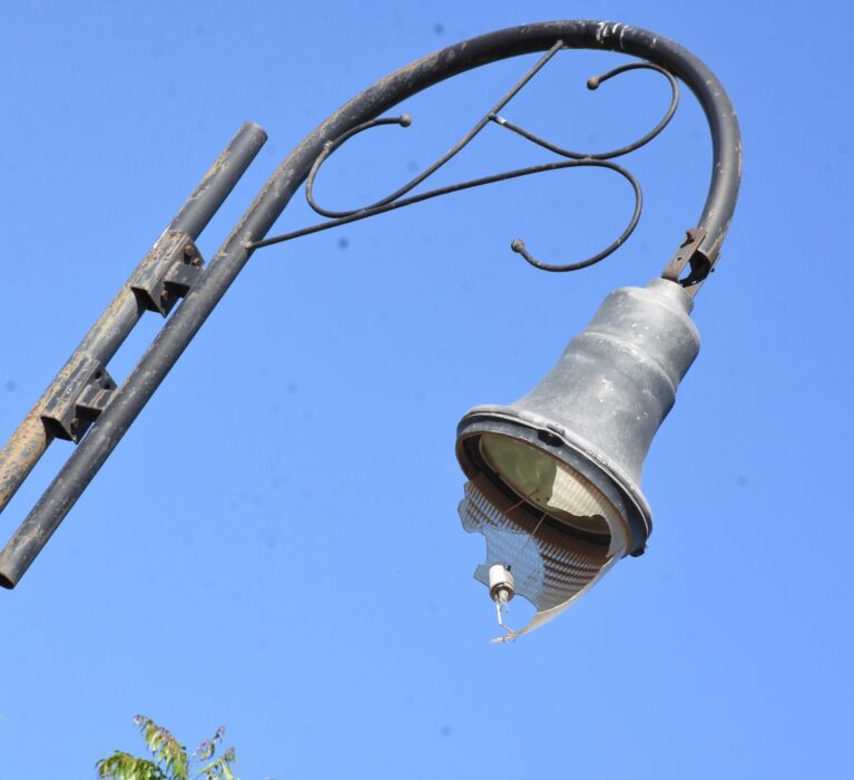 DESTRUYEN VÁNDALOS EL ALUMBRADO Y ROBAN CABLEADO DEL PARQUE EN LOS ARCOS
