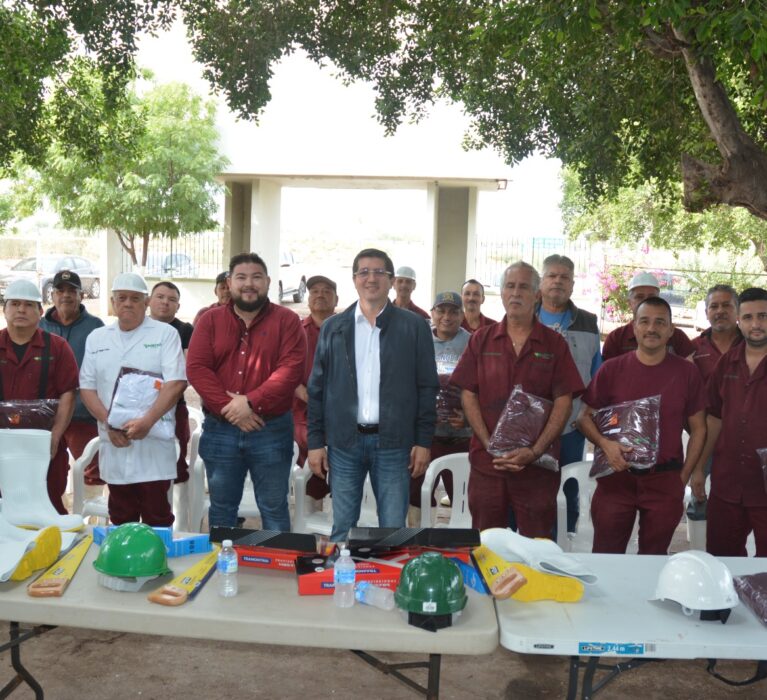RECIBE PERSONAL DEL RASTRO MUNIICIPAL UNIFORMES Y EQUIPAMIENTO