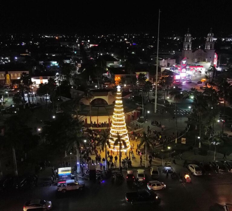 INUNDA MAGIA DE LA NAVIDAD CON ENCENDIDO DE MEGA ÁRBOL