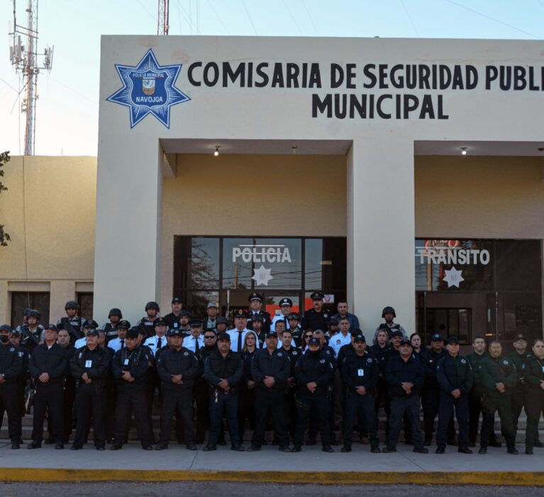 EJEMPLO DE SERVICIO A CIUDADANOS PIDE COMISARIO A POLICÍAS EN HONORES CÍVICOS