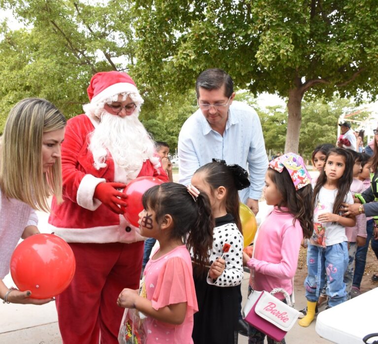 PRESIDENTE JORGE ALBERTO ELÍAS RETES Y SU ESPOSA, LUZ ARGEL GAXIOLA DE ELÍAS, ORGANIZAN POSADAS A LOS NIÑOS