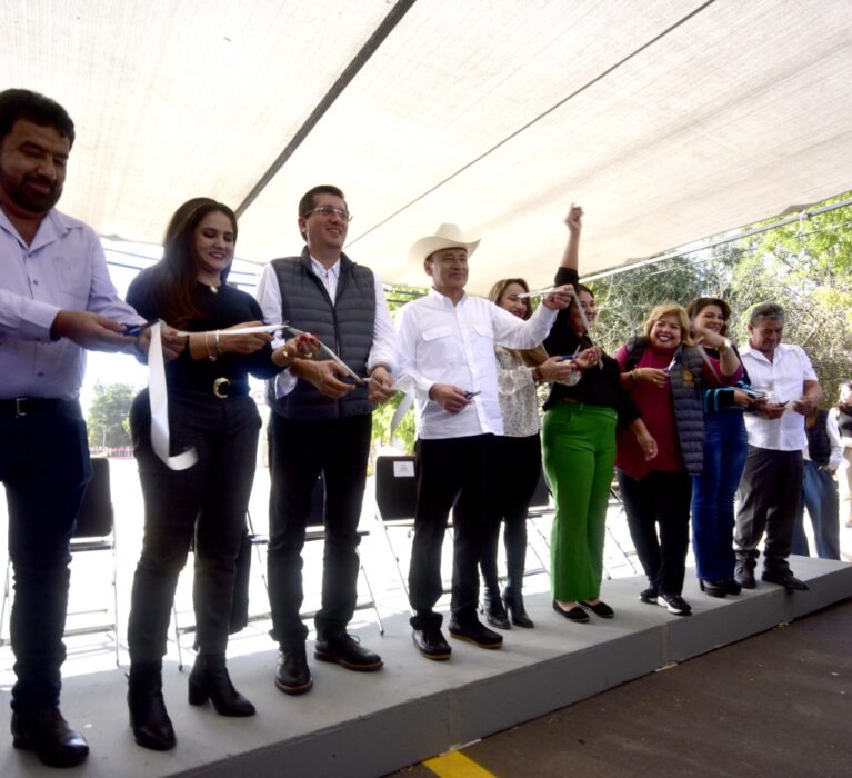 ENTREGAN GOBERNADOR DURAZO Y ALCALDE ELÍAS RETES PAVIMENTACIÓN DE CALLE EN SAN IGNACIO