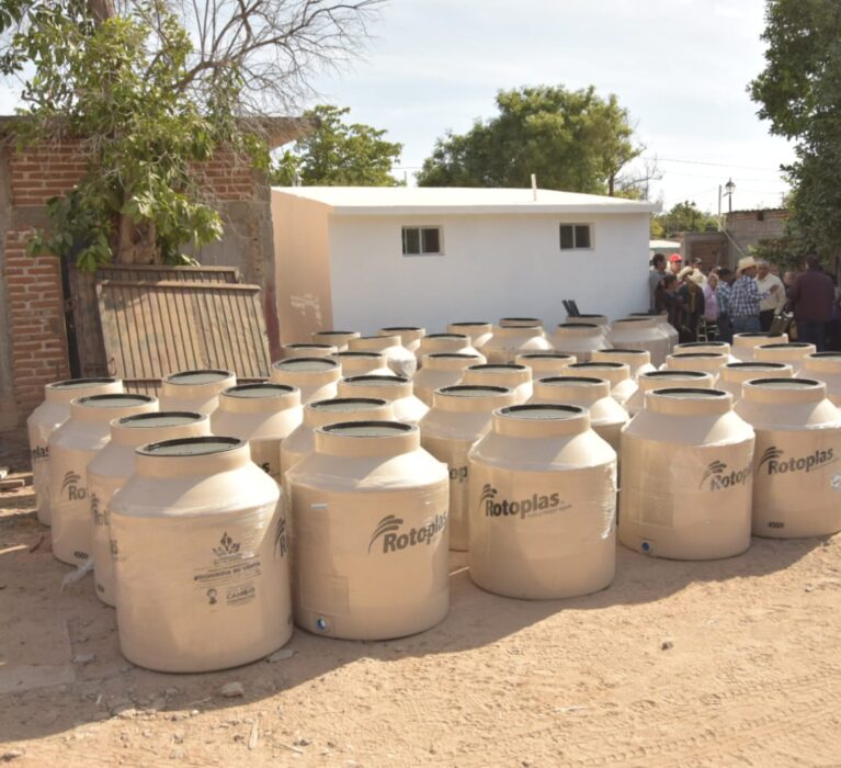 ENTREGA ALCALDE ELÍAS RETES 55 TINACOS A FAMILIAS DE MASIACA Y BACABACHI