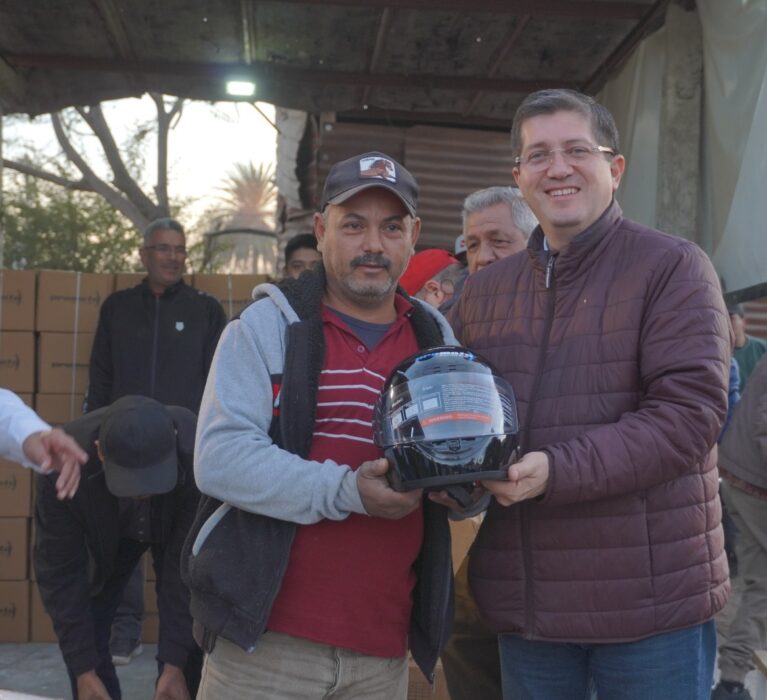 DOTAN DE CASCOS A MOTOCICLISTAS DE COMISARIA DE SAN IGNACIO