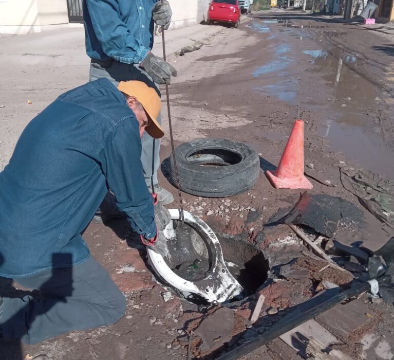 SACAN EXCUSADO DE TUBERÍA DE DRENAJE COLAPSADO