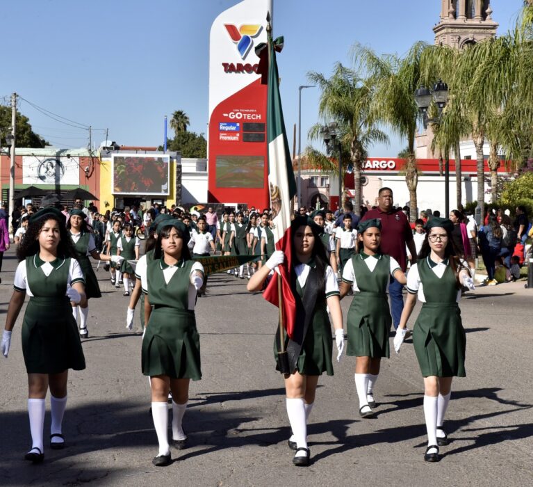 VUELVE A VIVIR NAVOJOA LA FIESTA DEL DESFILE A LA BANDERA