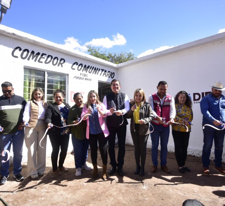 INAUGURAN ELÍAS RETES Y PRESIDENTA DEL DIF COMEDOR COMUNITARIO EN PUEBLO MAYO