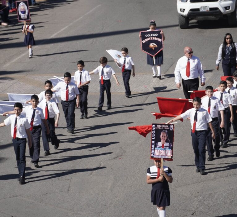 VUELVE A VIVIR NAVOJOA LA FIESTA DEL DESFILE A LA BANDERA