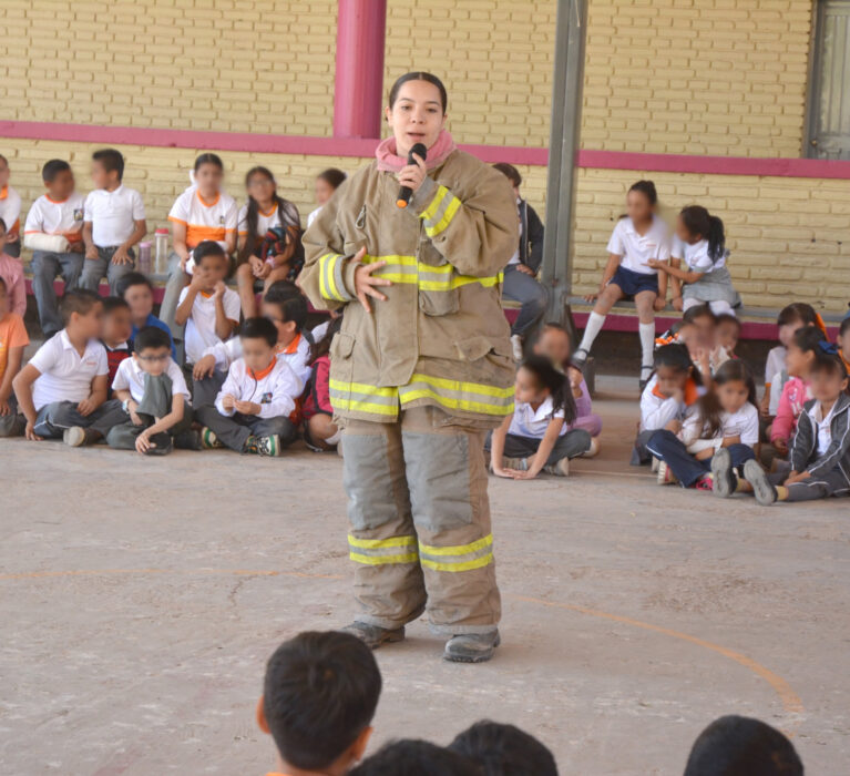 RECIBEN ESTUDIANTES PLÁTICA DE “EMERGENCIAS Y 911”