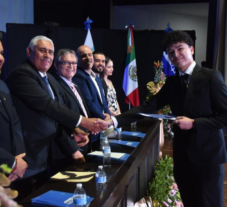 ATESTIGUA SECRETARIO MIGUEL LAGARDA GRADUACIÓN DE ESTUDIANTES DEL ITSON