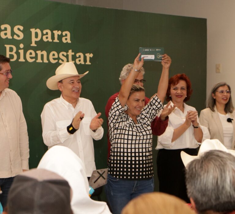 ENTREGA GOBERNADOR DURAZO TARJETAS DE “LA CLÍNICA ES NUESTRA” A COMITÉS DE SALUD Y BIENESTAR