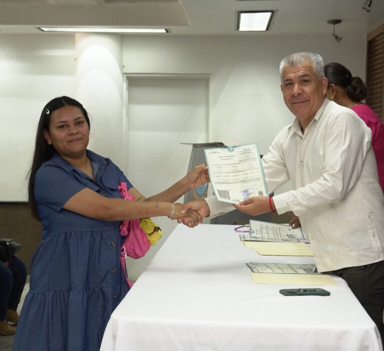 RECIBEN 53 NAVOJOENSES DOCUMENTOS LEGALES CORREGIDOS