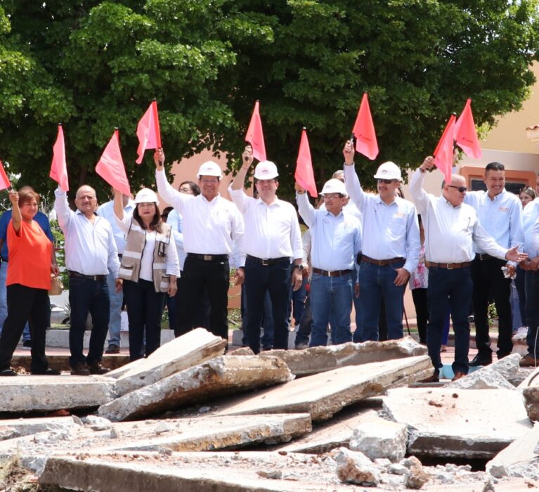 DA ELÍAS RETES BANDERAZO A REHABILITACIÓN DE ESTACIONAMIENTO DE OFICINAS DEL SNTE 54