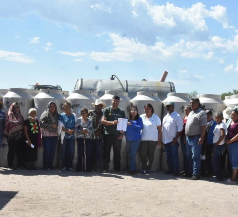RECIBEN FAMILIAS DE BACABACHI Y MASIACA 77 TINACOS
