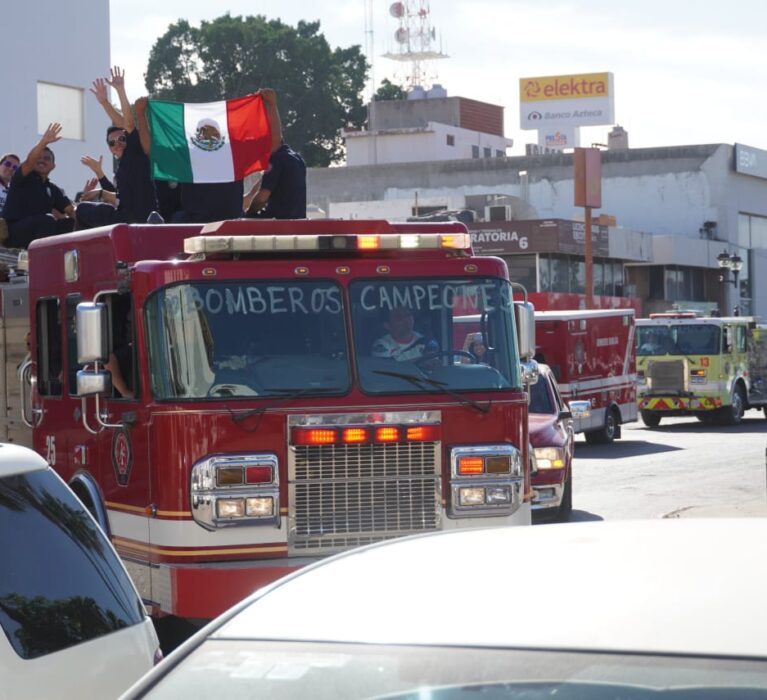 RECIBEN CON ALGARABÍA A BOMBEROS TRIUNFADORES EN COMPETENCIA LATINOAMERICANA