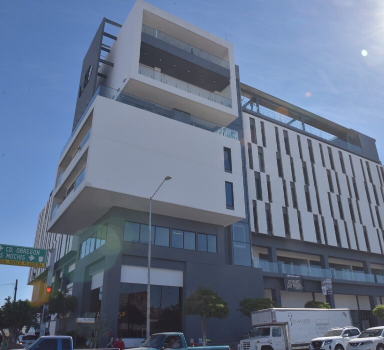 Inaugura el presidente Jorge Elías Retes hotel DuBlé